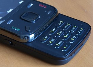 nokia n86 keys Nokia N86 8MP review – physical