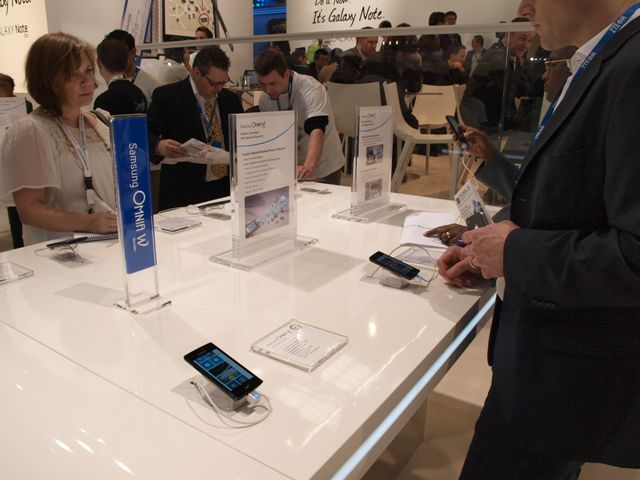 mwc bada omnia Samsung Omnia W arrives in London via Phones4U